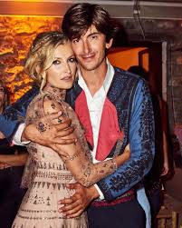 Znalostmi a nadhledem, s nímž glosuje osobní život i dění ve společnosti, to je markéta šichtařová. Tereza Maxova Celebrates Her 49th Birthday A Year Before Fifty He Looks Absolutely Fabulous Luxury Prague Life