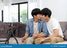 Dos Jóvenes Asiáticos Gay Pareja Blogger Besándose Mientras Grababa Video,  Viven En La Sala De Estar, El Concepto Homosexual Y Lg Imagen de archivo -  Imagen de amor, alegre: 171288489