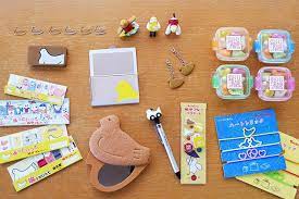 鎌倉駅にも 北鎌倉駅にも 長谷駅にも 鎌倉の主要駅に店舗を構える鎌倉の老舗菓子メーカー 豊島屋 鎌倉を歩く観光客の多くが持つ 黄色い紙袋に入ったお菓子 鳩サブレー を作るお店です そんな豊島屋さんの作る 鎌倉本店でしか買えない鳩グッズがネットで話題