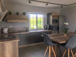 Cuisinella, premier fabricant français, vous propose des milliers de possibilités pour une cuisine équipée qui ne ressemble qu'à vous ! Facades Metal Brosse Plan De Travail Winoka Cuisinella Cuisine Ouverte Salle A Manger Cuisinella Cuisine Moderne