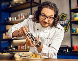 Vedeta de la antena 1 nu a uitat de această zi importantă și a venit cu o urare specială pentru soția sa. Chef Florin Dumitrescu A Lansat Primul Nft Din Domeniul Culinar In Romania