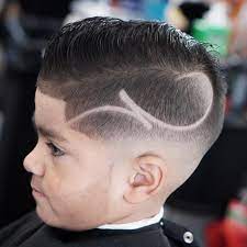 Coiffeur bouclage cheveux femme client dans salon de beauté coiffure. Top 100 Coiffures Enfants Coiffure Homme Coiffure Enfant Coiffure Homme Degrade Bas