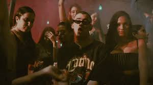 Morza la para (official remix). Here Are All The Gifs You Need From Bad Bunny And Drake S Mia Video The Fader