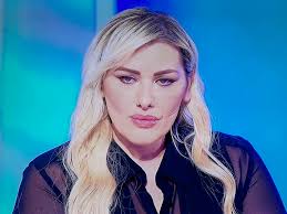 ✉️Angelica ha chiuso la busta a sua madre: da che parte stai #cepostaperte