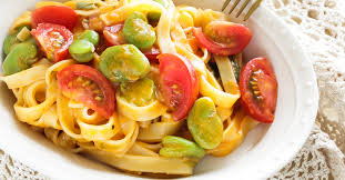 Diversa da quella siciliana per la presenza del lardo, dell'aglio e per l'uso di poco pecorino o di nessun formaggio. Tagliatelle Con Fave Pomodorini E Pinoli Cedior
