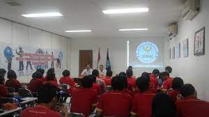 I am cashier, sometimes merchandiser or displaying and refill all the items sold, then checking and receiving the items when we have a delivery from distribution control. Pegawai Alfamart Terima Penyuluhan Narkoba Dari Bnn Tribun Jateng