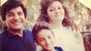 صورة قديمة من مسلسل العائلة والناس مع نجوم كبار سنة 2000. Ù„Ù† ØªØµØ¯Ù‚ Ù…Ù† Ù‡Ùˆ Ø§Ù„ÙÙ†Ø§Ù† Ø§Ù„Ø´Ø§Ø¨ Ø§Ø¨Ù† Ù…Ø¬Ø¯Ù‰ Ø§Ù„Ø­Ø³ÙŠÙ†Ù‰ ÙˆÙ†ÙŠÙ‡Ø§Ù„ Ø¹Ù†Ø¨Ø± Ù…ÙØ§Ø¬Ø£Ø© Youtube