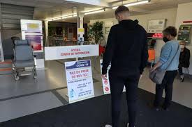 La campagne de vaccination s'accélère, mais elle pourrait aller encore plus vite si elle reposait davantage le directeur de doctolib estime que l'on pourrait réaliser 50 à 100 000 vaccinations. Covid 19 Je Tente Ma Chance Rencontre Avec Des Glaneurs De Vaccin