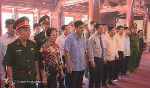 Ông huệ bước lên lễ đài, cúi người trước cờ tổ quốc và bước lên bục tuyên thệ. Ä'ai Ptth Nghá»‡ An