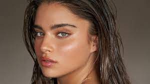 She is 17 years of age. Noa Kirel To Star In Secret Project For Picturestart Deadline