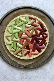 Tarte Graphique A La Rhubarbe Aux Fleurs De Sureau Recette En 2020 Recettes Avec Rhubarbe Rhubarbe Tarte Sans Pate