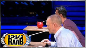 Viele der in der sendung vorgestellten spiele lassen sich auch für die nächste. Sparschwein Raab Vs Markus Spiel 1 Schlag Den Star Youtube