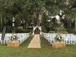 Ceremonie Mariage A L Exterieur Rustique Aisle Runner Wedding Wedding Aisle Decorations Wedding Ceremony Decorations