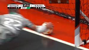 Oficial @slbenfica use link ⬇️ para fazer apostas e ganhe r$5! Benfica E A Derrota No Futsal Jogo Decidido Por Um Golo Em Que A Bola Nao Entra Toda Na Baliza Futsal Jornal Record