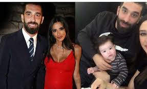 Arda turan, geçtiğimiz hafta hayatını yıllardır birlikte olduğu aslıhan doğan'la birleştirmişti. Arda Turan Ve Aslihan Dogan Ciftinin Ikinci Cocugu Asil Aslan Dunyaya Geldi