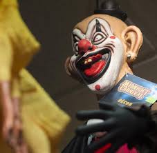 This opens in a new window. Grusel Clowns Maskierter Sticht Auf Mann In Schweden Ein Welt