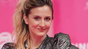 Camille Chamoux (Le Flambeau) : l'interprète de Chataléré est-elle vraiment  dans le plus simple appareil ?