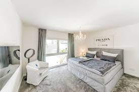 Dieser hochwertige teppich wird gerne unter das gesamte bett als bettumrandung gelegt, oder auch lediglich unter einen teil des bettes am fußende. Schlafzimmer Mit Teppichboden Fischerhaus Fertighauser Aus Bayern