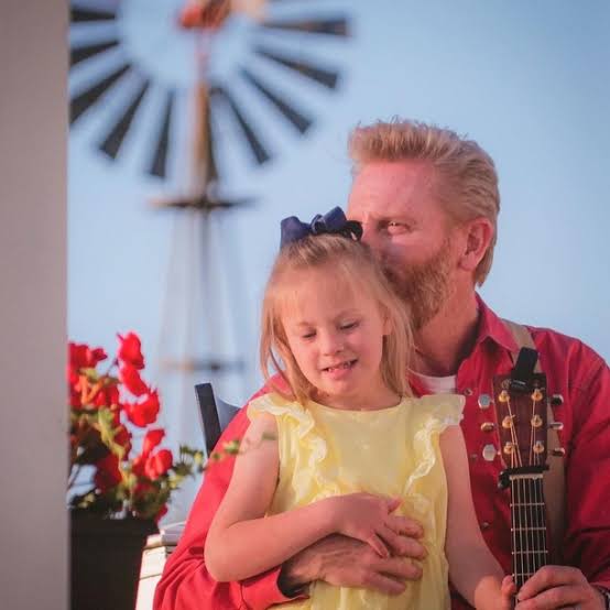 Rory Feek and his 8-year-old daughter Indy sing beautiful duet: 'She was so  proud of herself'