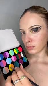 Te krijuar nga dy kimiste, qerpiket magnetik kane nje perberje shume te  sigurte dhe nuk do t'jua irritoje ne asnje moment lekuren. Me poshte kemi  renditur disa fakte per qerpiket magnetik: 1.Shumellojshmeria