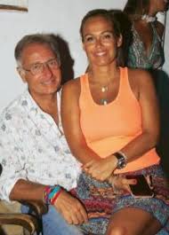 Chi a fregene, chi a ostia, chi ad ansedonia, anche un piccolo raggio di sole val bene il viaggio. Paolo Bonolis E Sonia Bruganelli Vacanze Lussuose Al Mare Foto