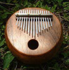 A traditional kalimba consists of a staggered Kalimba Musica Pequena Kalimba Oficios Artisticos Armonica