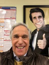 Qui se souvient de Fonzie dans Happy Days ? Voici Henry Winkler en 2018 âgé  de 72 ans :)