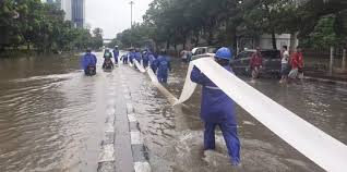 Kirimkan ini lewat email blogthis! Banjir Di Cawang Petugas Sda Berjibaku Sedot Air Pakai Selang Merdeka Com