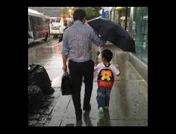 Seorang ayah senantiasa mengetahui di mana ia berdiri. Beginilah Foto Foto Ilustrasi Pengorbanan Seorang Ayah Dalam Menjaga Anaknya