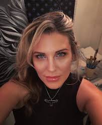 Mindy Hood's Instagram, Twitter & Facebook