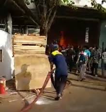 Sultan ageng tirtayasa 50/80 rt 003/004 kedawung cirebon. Pabrik Kayu Pt Sakari Sumber Abadi Terbakar Kade News