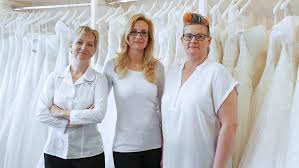 Die hochzeitskleider von rue de seine, lovers society, otaduy und light&lace, den kopfschmuck von jannie baltzer und die stolen von marryandbride führen wir exklusiv in münchen und hamburg. Brautmoden Munchen Gunstige Brautkleider Bei Pv Braut In Munchen Haar