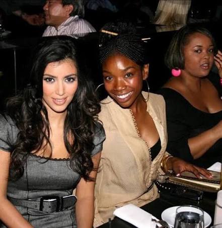 Le saviez-vous ? Avant que Kim Kardashian ne soit célèbre, elle courait derrière Brandy pour avoir un boulot. Brandy lui a donné sa chance en acceptant de la prendre comme styliste. Une