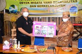 Wisatawan bisa menggunakan perahu nelayan untuk sampai ke lokasi ini. Pantai Caruban Buka Disporapar Jateng Menyelenggarakan Program Jogoplesiran Pantai Ini Mudah Sekali Dijangkau Oleh Siapapun Dengan Kendaraan Apapun Selain Itu Juga Terdapat Petunjuk Ter Heide