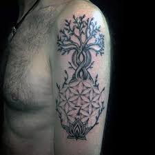 Laura avait opté pour un tatouage sur la nuque et le ce dessin unique était inspiré de mon arbre de vie de l'hiver, mais cette fois ouvert sur le ciel puisque de manière très poétique, les feuilles se. 98 Tatouages De L Arbre De Vie Dessins Et Signification