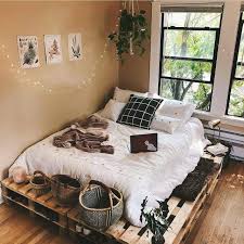 Pallet yang menggunakan bahan kayu baru biasanya pallet yang mempunyai ukuran spesial (jarang ada bahan bekasnya), lebih penampilannya ataupun memang merupakan permintaan dari customer. Idea Kreatif Katil Buatan Dari Kayu Pallet Azlan Rumadi
