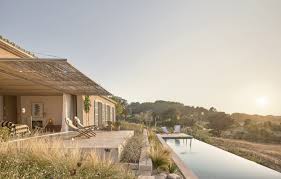 Casas rurales nazýváme vesnická sídla ve vnitrozemí, jež svým hostům nabízejí především klidnější prostředí, v porovnání s hotely na pláži. Casa De Agroturismo En Mallorca Del Estudio Ohlab