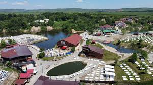Complexul balnear ocna sibiului cuprinde doua hoteluri, restaurant, baza de tratament, centru de conferinte si baza de agrement. Peste O Mie De TuriÈti Au Vizitat Lacurile De La Ocna Sibiului In Acest Weekend