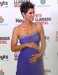 Halle berry a fait une apparition très remarquée à la seizième édition du bal annuel chrysalis butterfly qui avait lieu samedi soir à los angeles. Halle Berry Sa Grossesse Est La Plus Grande Surprise De Sa Vie Elle