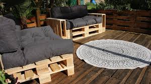 Lounge Aus Paletten Mit Palettenkissen Palettenmobel Diy Palettenbauen Anleitung Balkon Couch Palette Paletten Lounge Mobel Aus Paletten Paletten Kissen