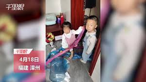 福建】兄妹调皮把50包卫生纸撕碎扔满屋看懵爸爸：打扫了20分钟全当垃圾扔了，好气又好笑