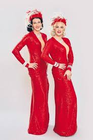 Účinkující jsou známé osobnosti české scény, kteří mají za úkol napodobit české i zahraniční pěvecké legendy. Albert Cerny A Robert Urban Ve Tvari Potili Krev Jako Sexbomby Ahaonline Cz