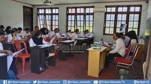 Soal ujian penyesuaian ijazah s1 dibuat seperti susunan soal cpns yaitu dengan tiga subtansi materi. Seratus Nomor Harus Diisi 29 Peserta Ujian Dinas Dan Penyesuaian Ijazah Tribun Manado