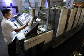 Menggunakan mesin laser khusus dan hasilnya keren banget! Kenalan Dengan Jurusan Teknik Grafika Yuk Rencanamu