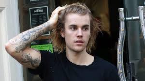 Around his left ankle is a pair of praying hands with. Justin Bieber Sanger Lasst Sich Tattoo Auf Sein Gesicht Stechen