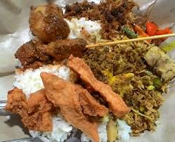 Dari semua isian tersebut, kulit ayam goreng menjadi lauk favorit karena rasanya yang gurih dan begitu crispy. Top 20 S Bali Foodies Snack Street Food Witaworld