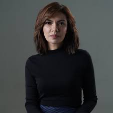 Najwa shihab juga terkenal sangat lugas dan tegas namun tetap anggun di setiap penampilannya. Najwa Shihab Facebook