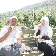 Setelah menikah, diketahui bila mark sungkar dan santi asoka mala tinggal di sebuah rumah mewah yang asri berkonsep alam. Beda Usia 45 Tahun Ini 10 Potret Mesra Mark Sungkar Dan Istri