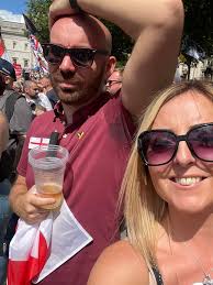 Please can somebody get rid of his sweaty pit mark? 😂 Thank you!