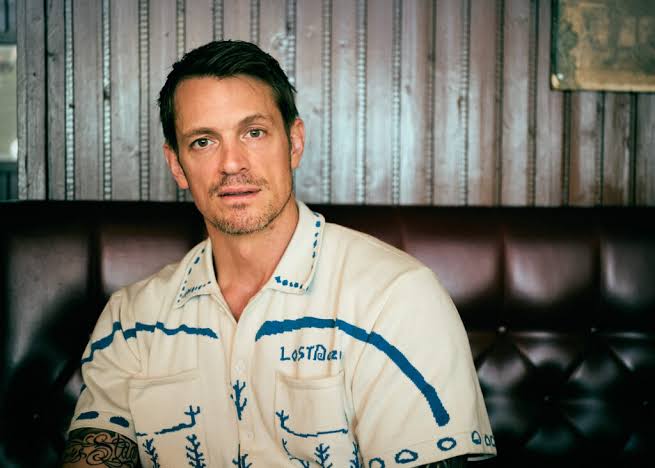 Joel Kinnaman stoppet av svensk radio – ville snakke om ulovlige rusmidler  - CINEMA